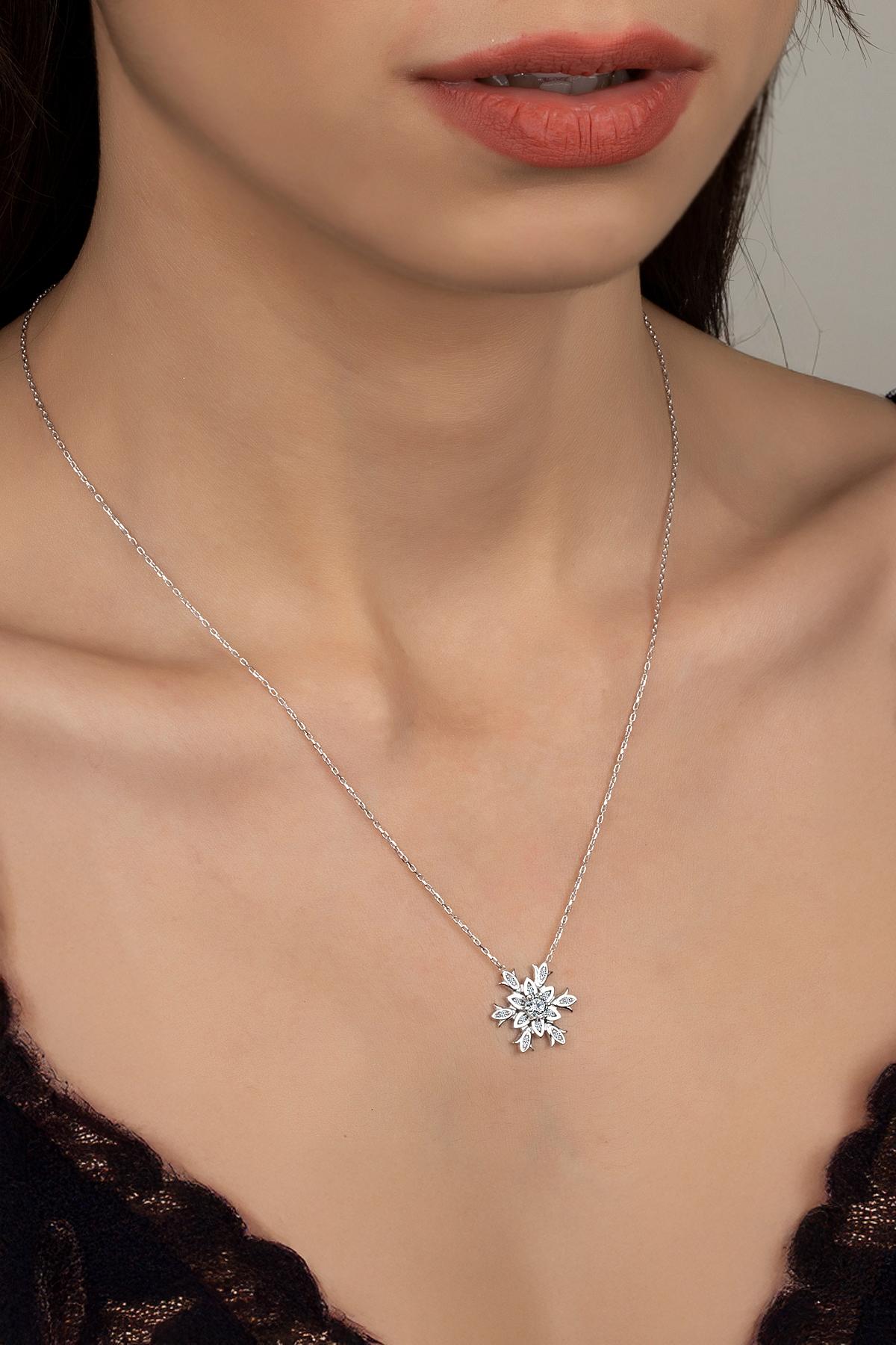 Union Zirconia Kadın Kar Tanesi Gümüş Kolye