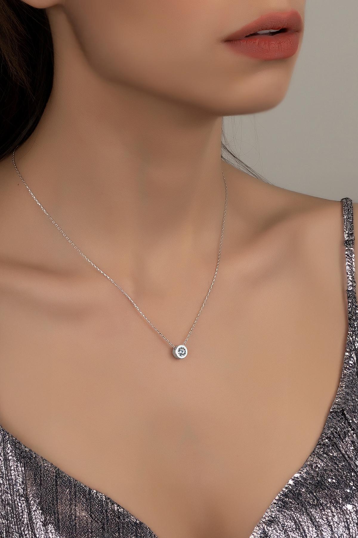 Union Zirconia Kadın 0.66 Karat Pırlanta Montür Gümüş Kolye